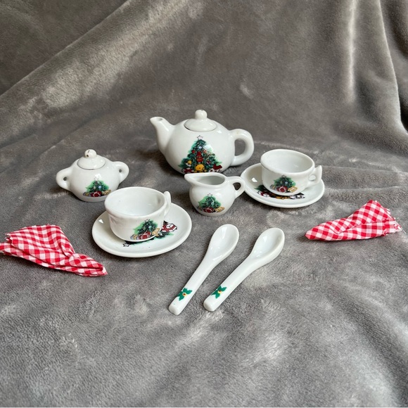 Miniature Wicker basket with Porcelain Tea Set Christmas Tree Teddy Bear Print - Picture 5 of 8